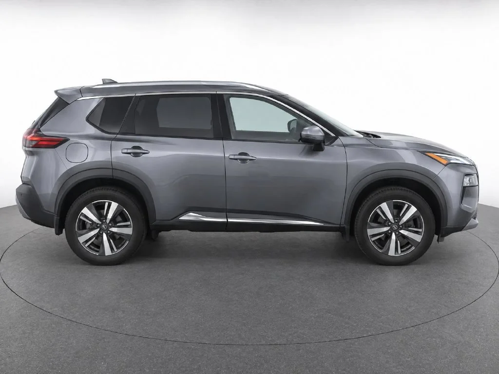 Used 2021 Gray Nissan SL image 8