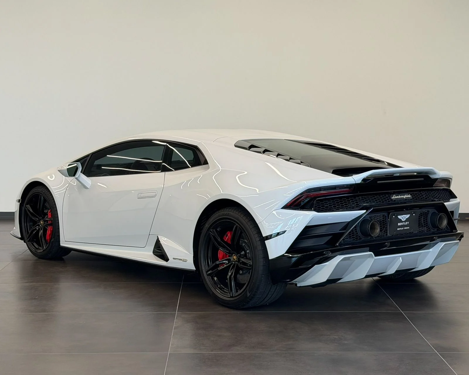 Used 2022  Lamborghini Base image 7