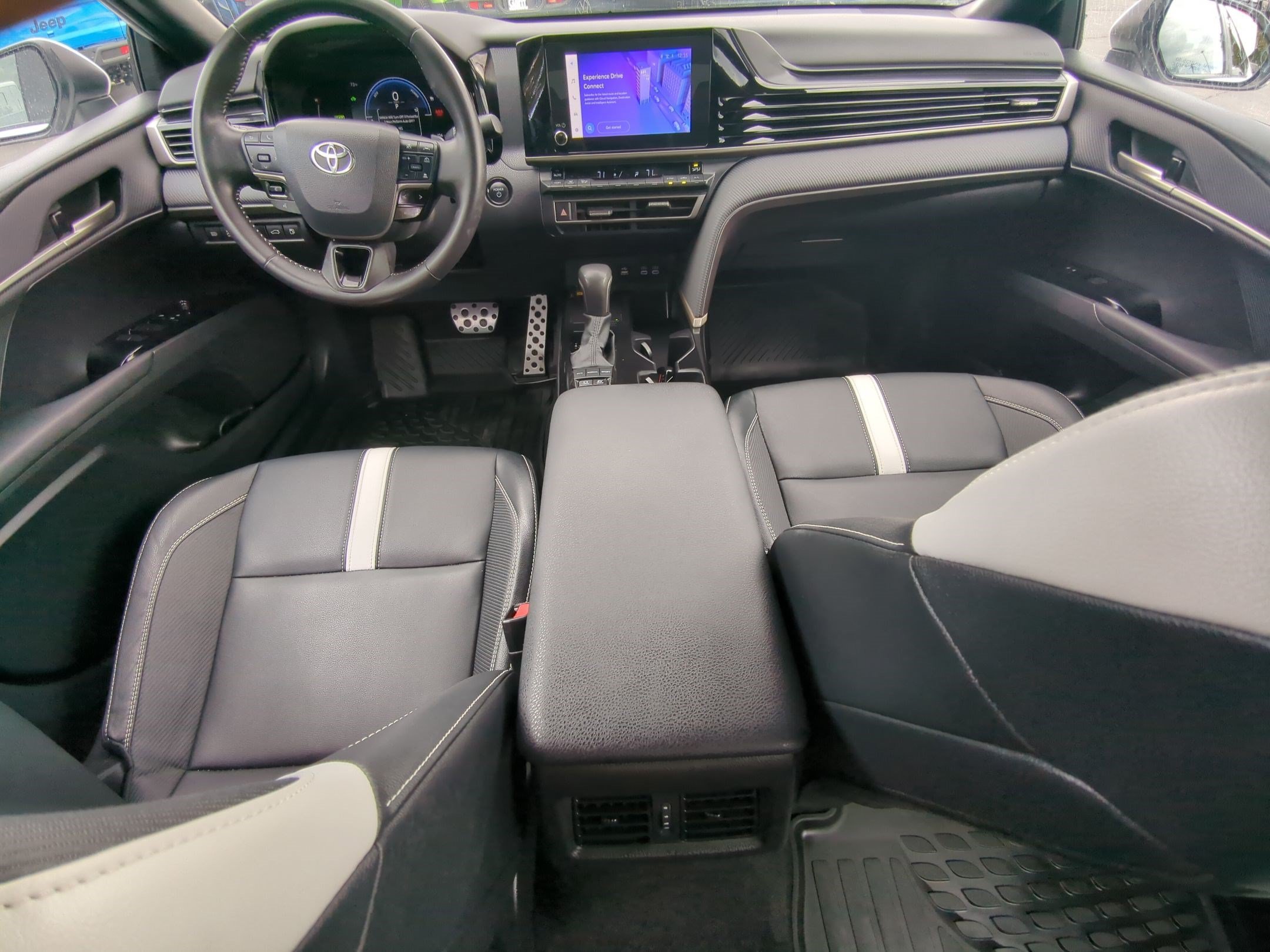 Used 2025 Ice Toyota LE image 30