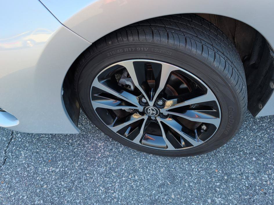 Used 2018 Classic Silver Metallic Toyota SE image 7