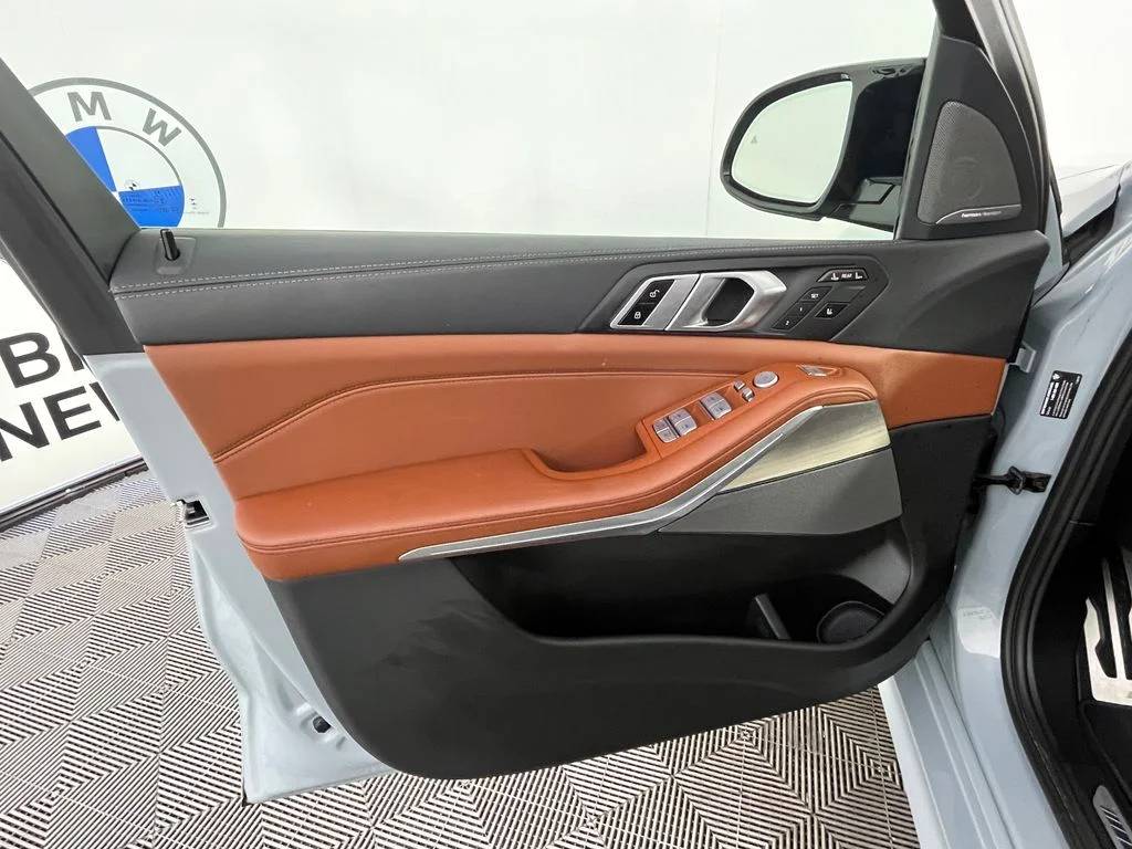Used 2024 Gray BMW M60i image 30