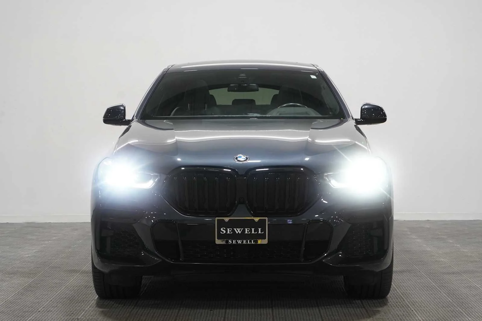 Used 2022 Arctic Grey Metallic BMW xDrive40i image 2
