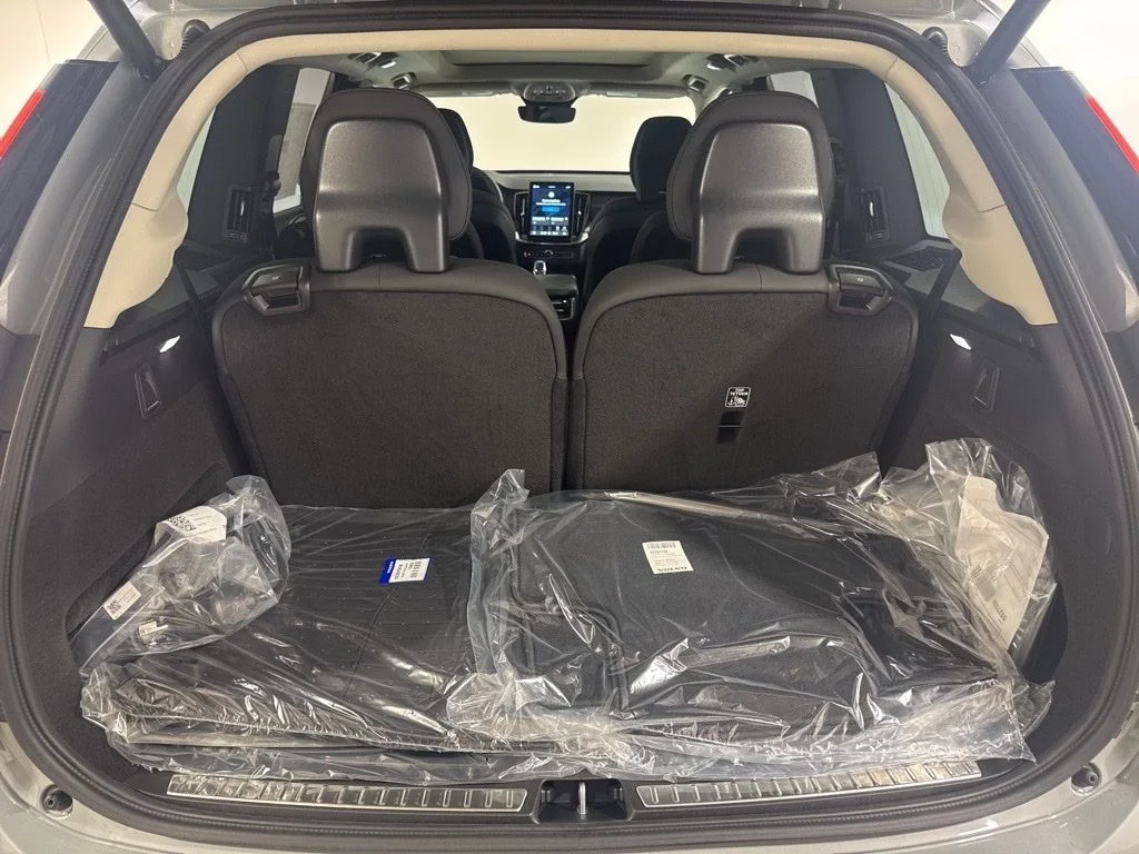 New 2026 Gray Metallic Volvo T8 Plus image 30