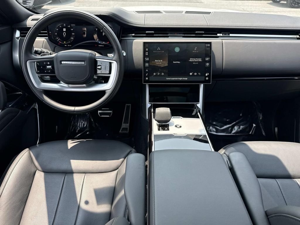 Used 2024 White Land Rover SE image 2