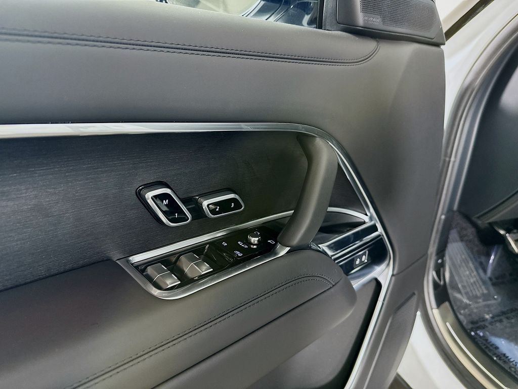 Used 2025 Fuji White Land Rover SE image 23