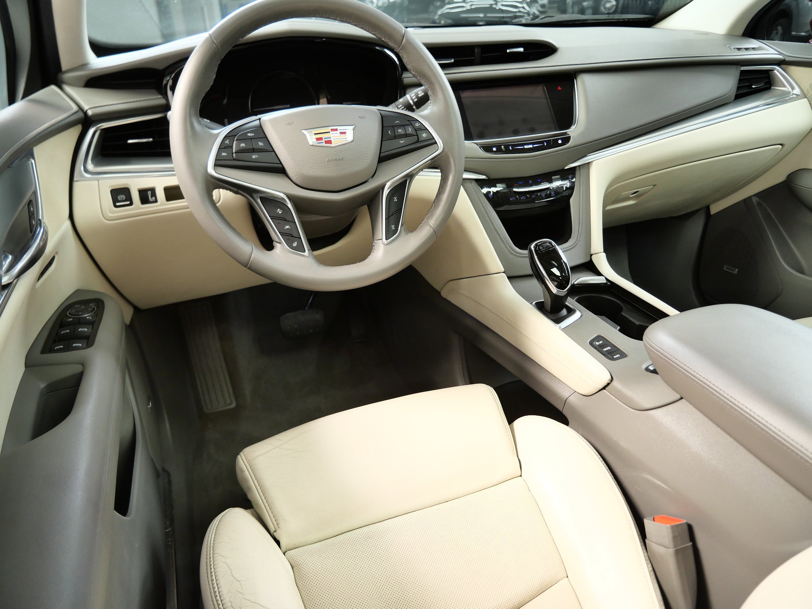 Used 2017 Cadillac XT5 Premium Luxury with VIN 1GYKNERS8HZ128791 for sale in Minnetonka, Minnesota
