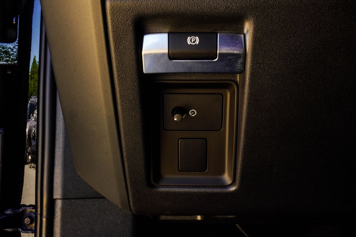 Used 2023 Black Land Rover X-Dynamic SE image 31