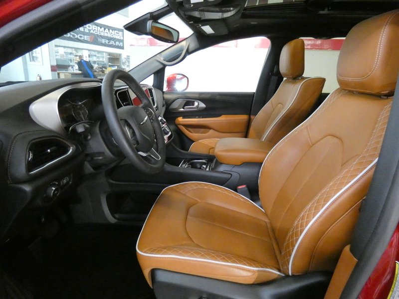 Used 2024 RED Chrysler Pinnacle FWD image 10