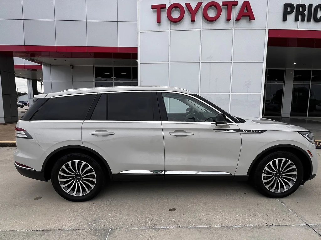 Used 2023 Ceramic Pearl Lincoln Reserve image 2