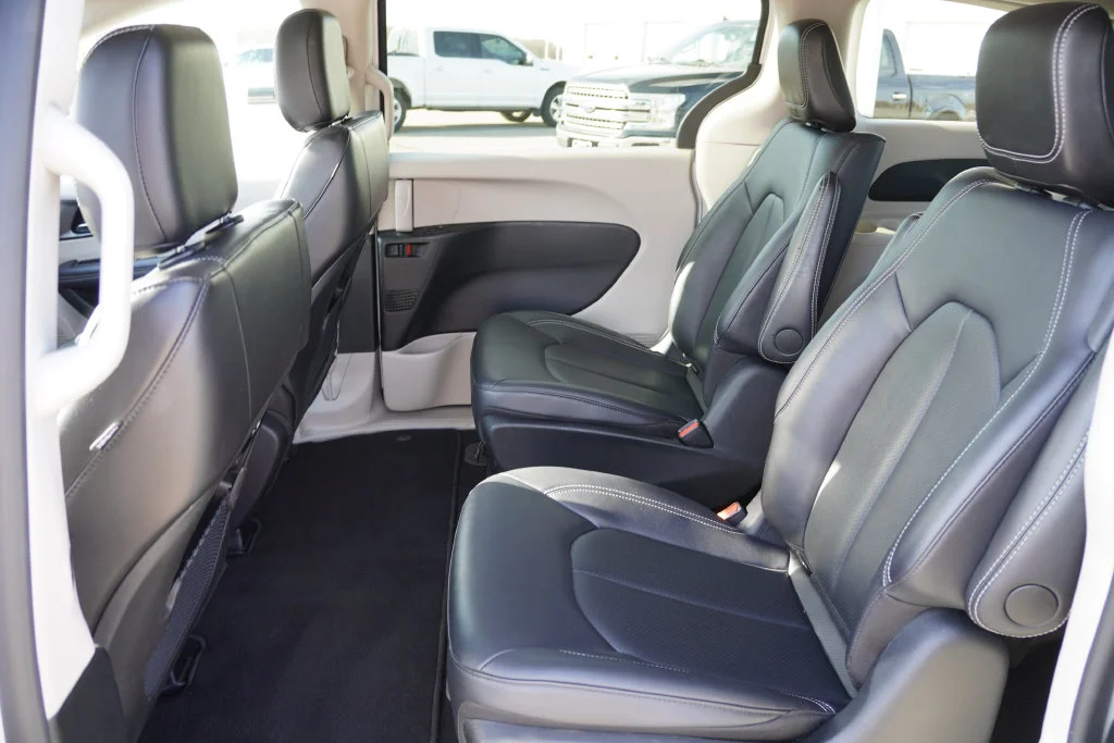 Used 2024 White Chrysler Select image 17