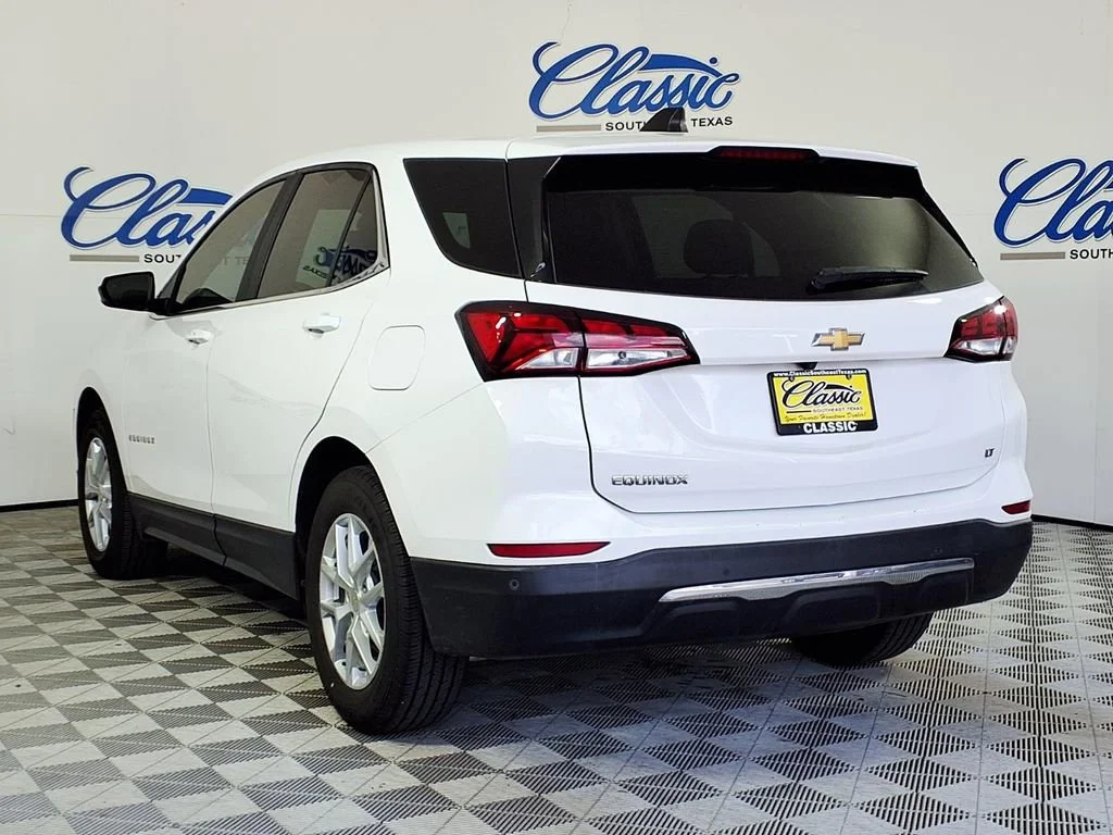 Used 2022 Summit White Chevrolet LT image 2