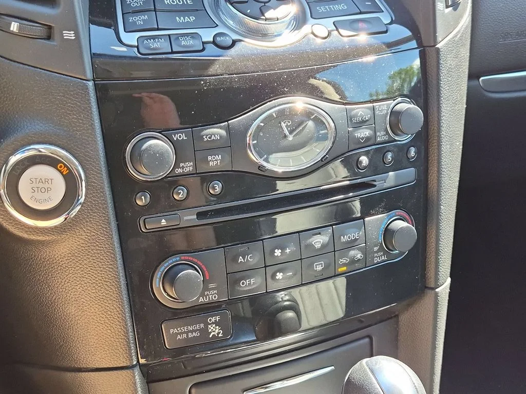 Used 2017 White INFINITI Base image 23