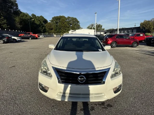 Used 2014 White Nissan 2.5 S image 2