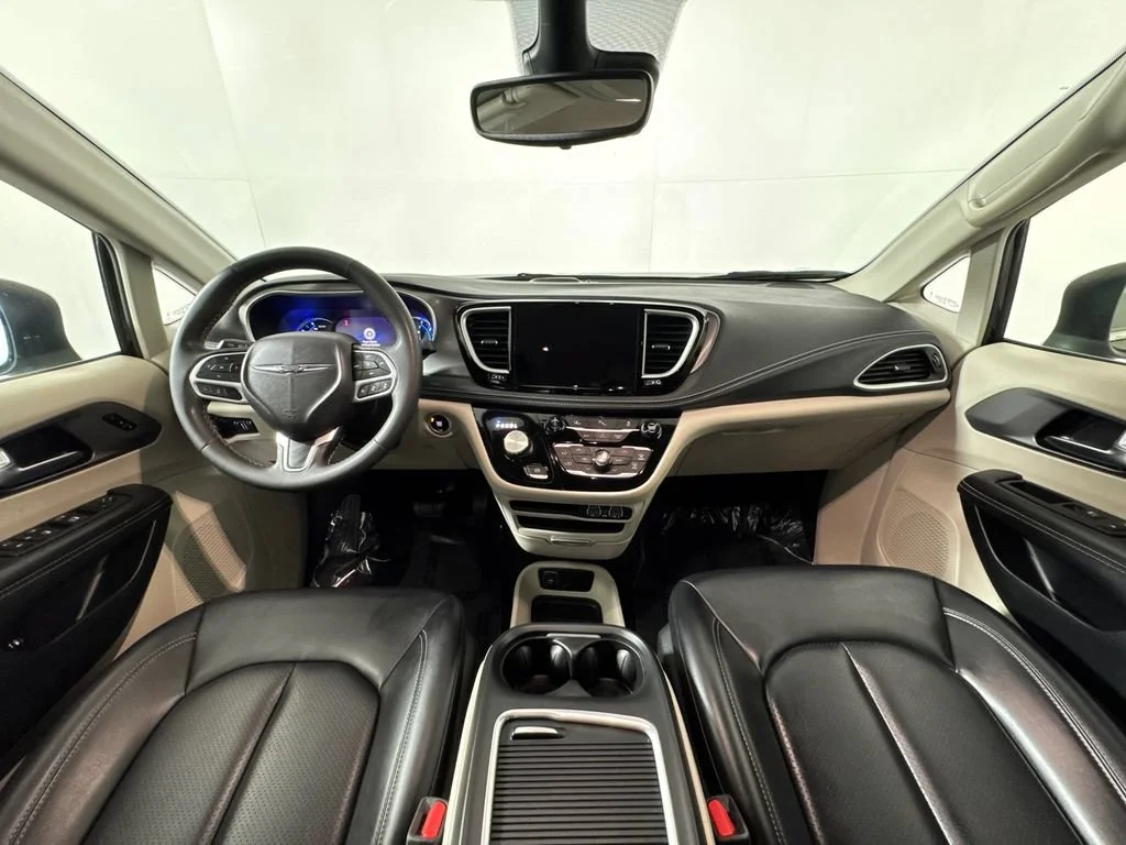 Used 2023 Black Chrysler Touring L image 7
