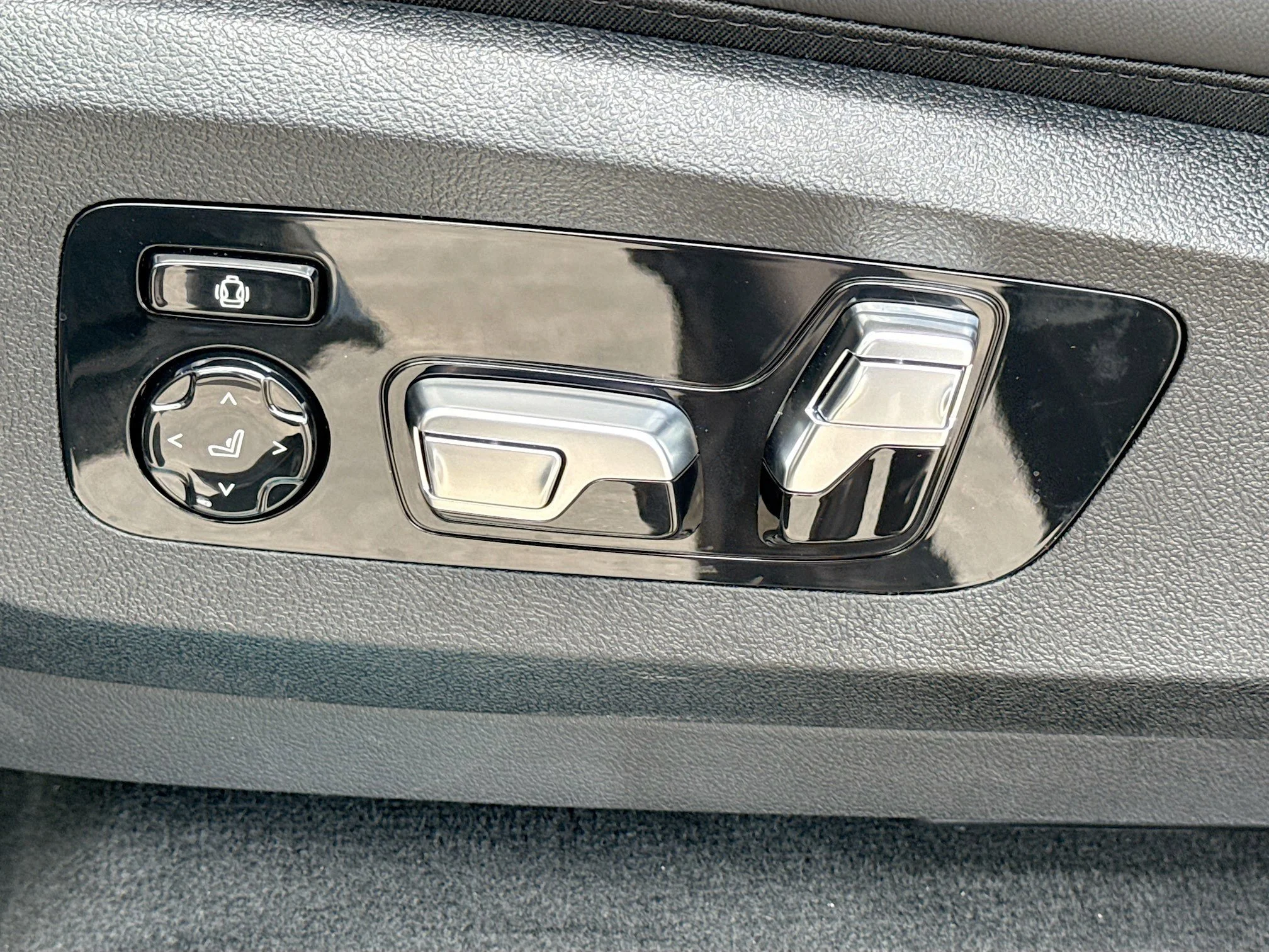 New 2027 Black Sapphire Metallic BMW M60i image 26