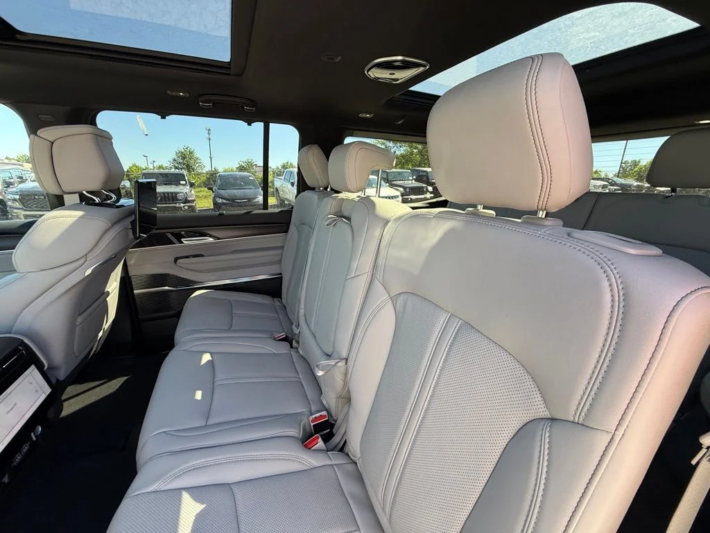 New 2026 High Gloss Black Exterior Paint Jeep Summit Obsidian image 24