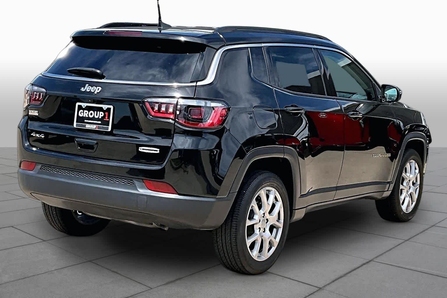 Used 2022 Diamond Black Crystal Pearlcoat Jeep Latitude Lux image 8