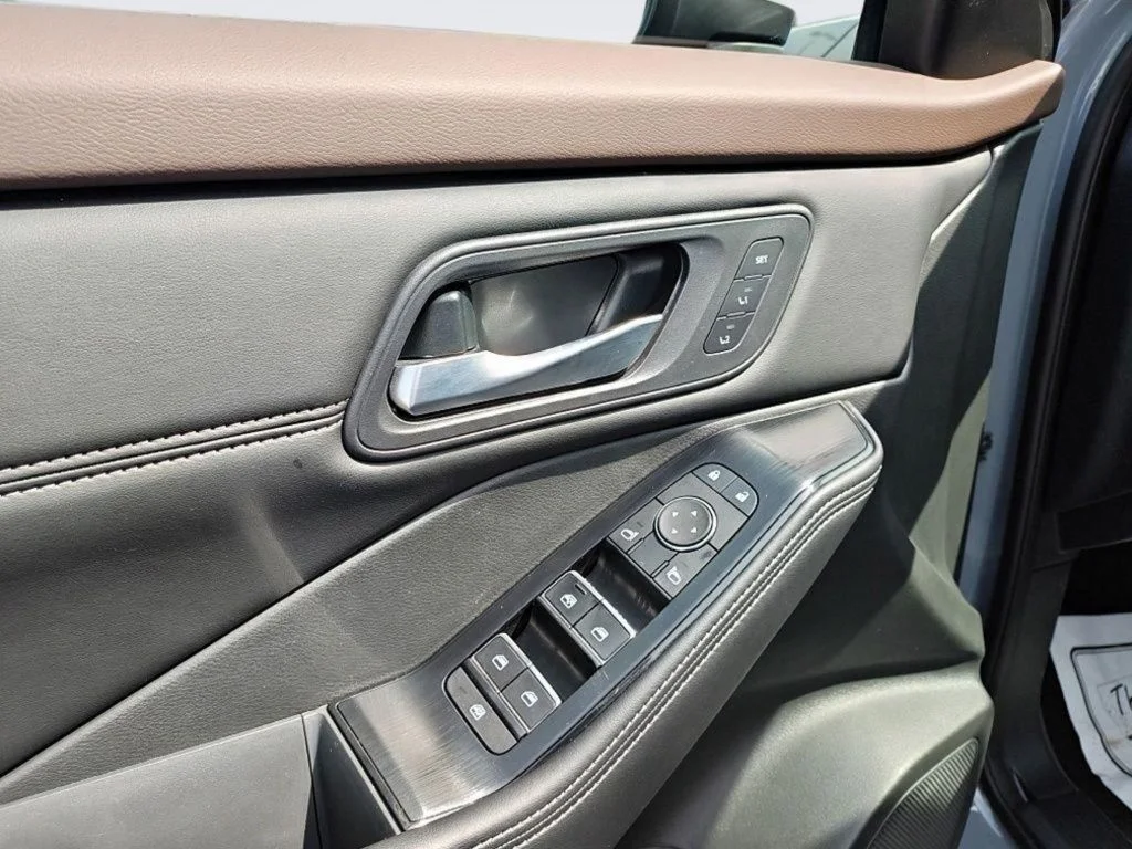 Used 2023 Gray Nissan SL image 13