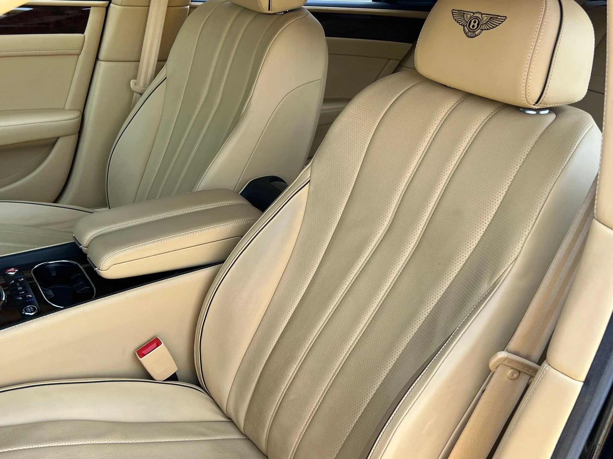 Used 2014 Black Bentley Base image 4