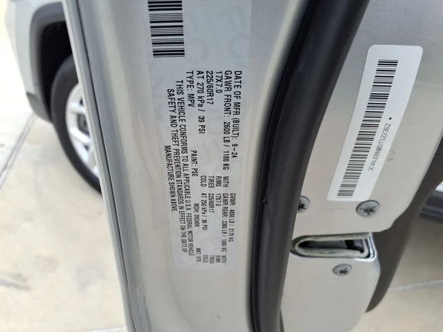 Used 2025 Silver Jeep Latitude image 44