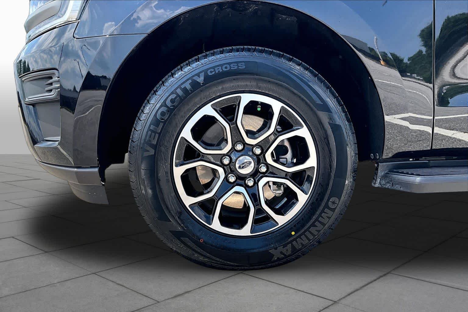 Used 2024 Agate Black Metallic Ford XLT image 11