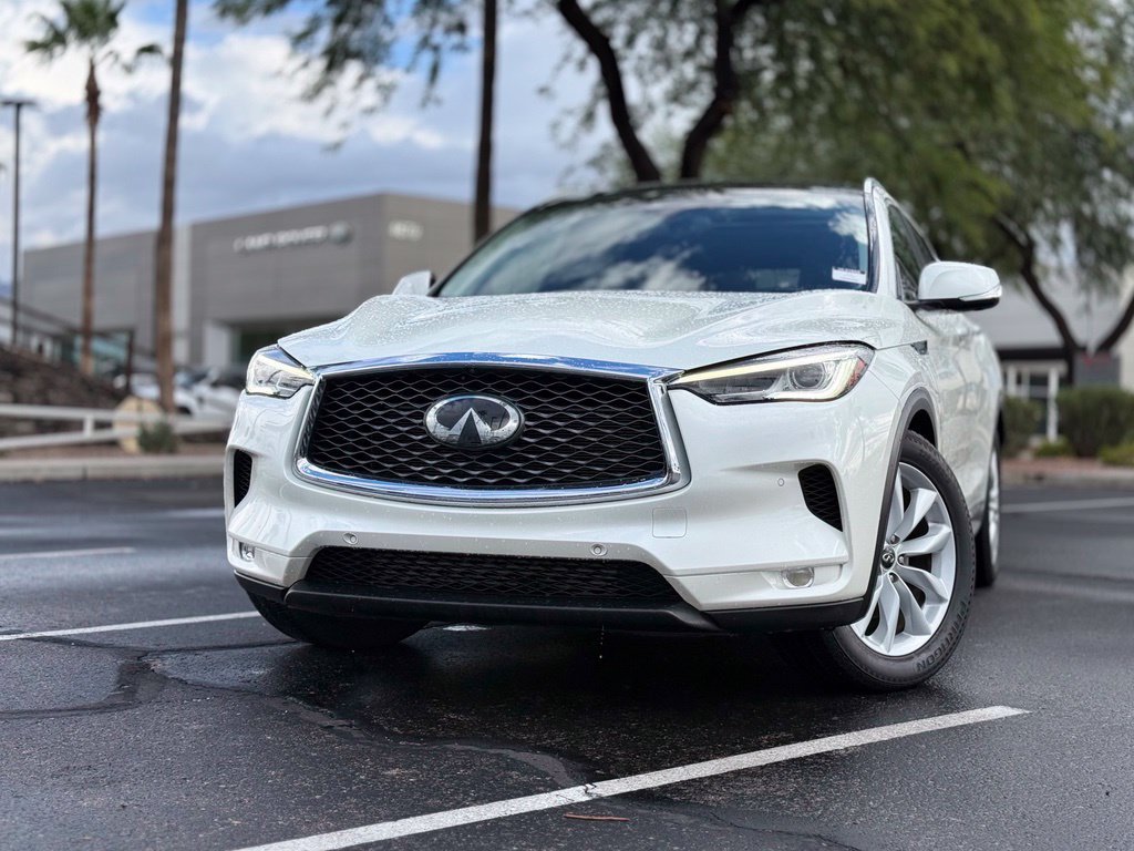 Used 2019 White INFINITI ESSENTIAL image 1