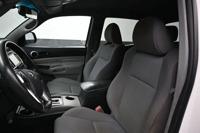 Used 2015 White Toyota Base image 21
