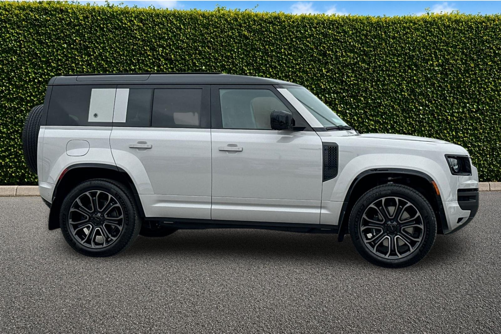 2026 Land Rover Defender OCTA - Photo 7