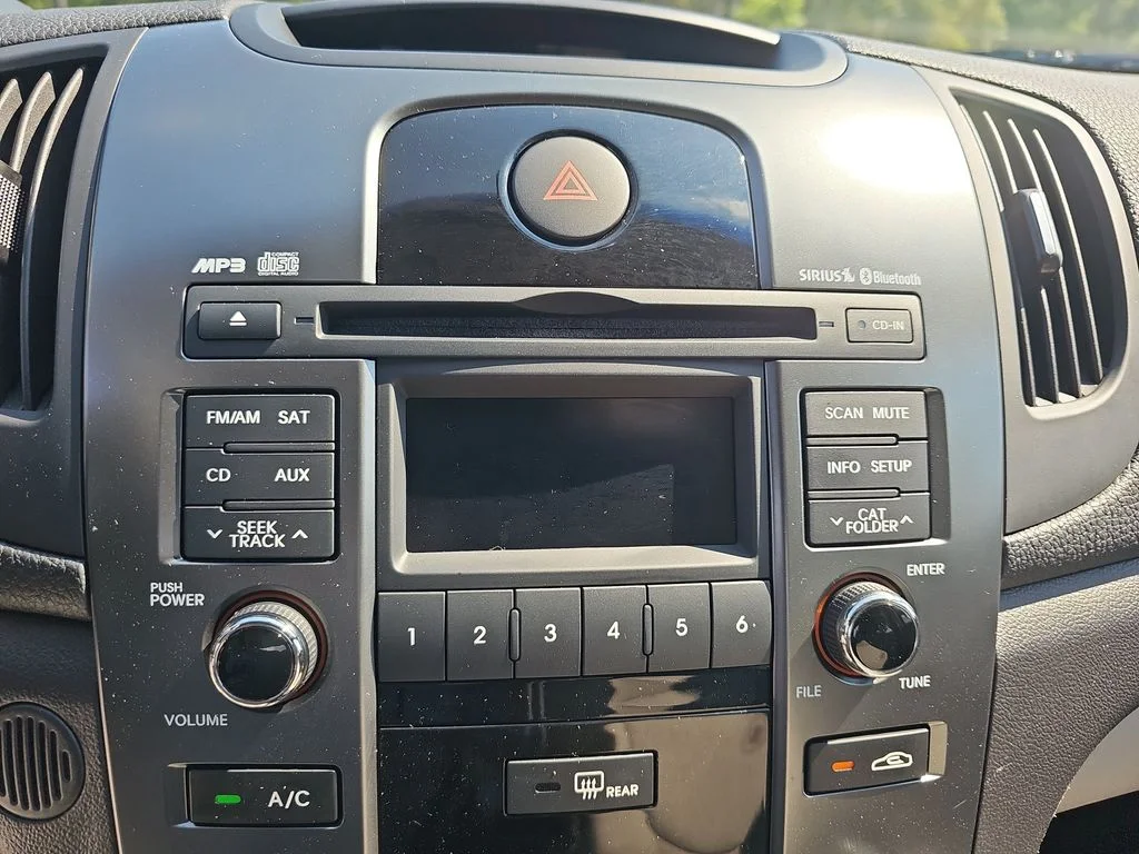 Used 2013 Black Kia EX image 19