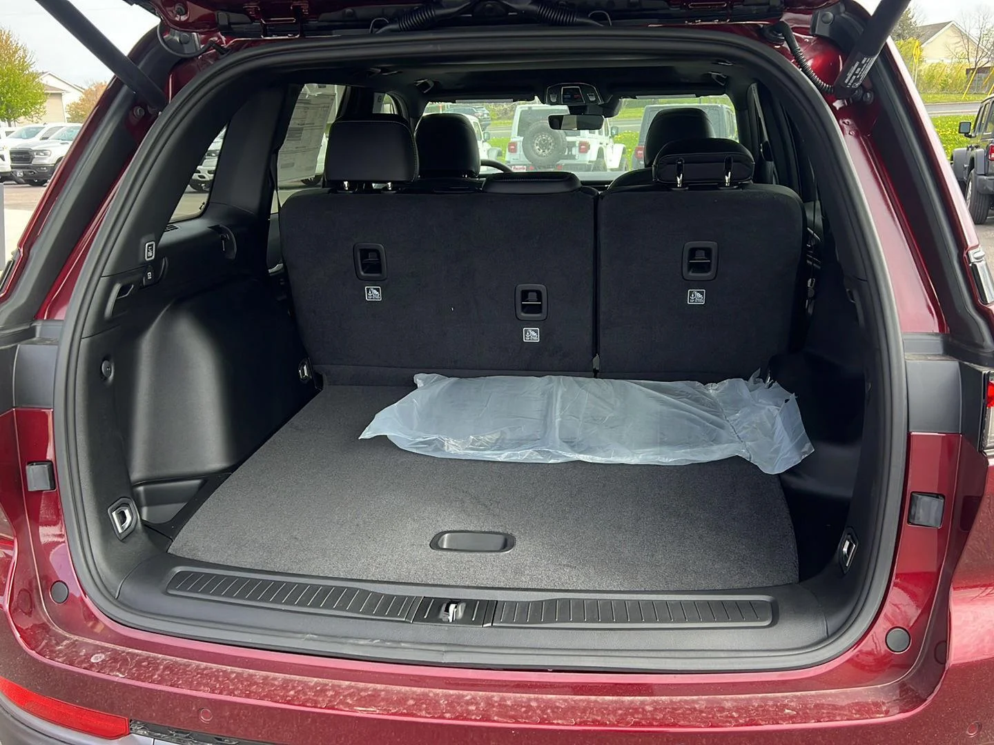 New 2026 Velvet Red Pearl-Coat Exterior Paint Jeep Laredo Altitude image 21