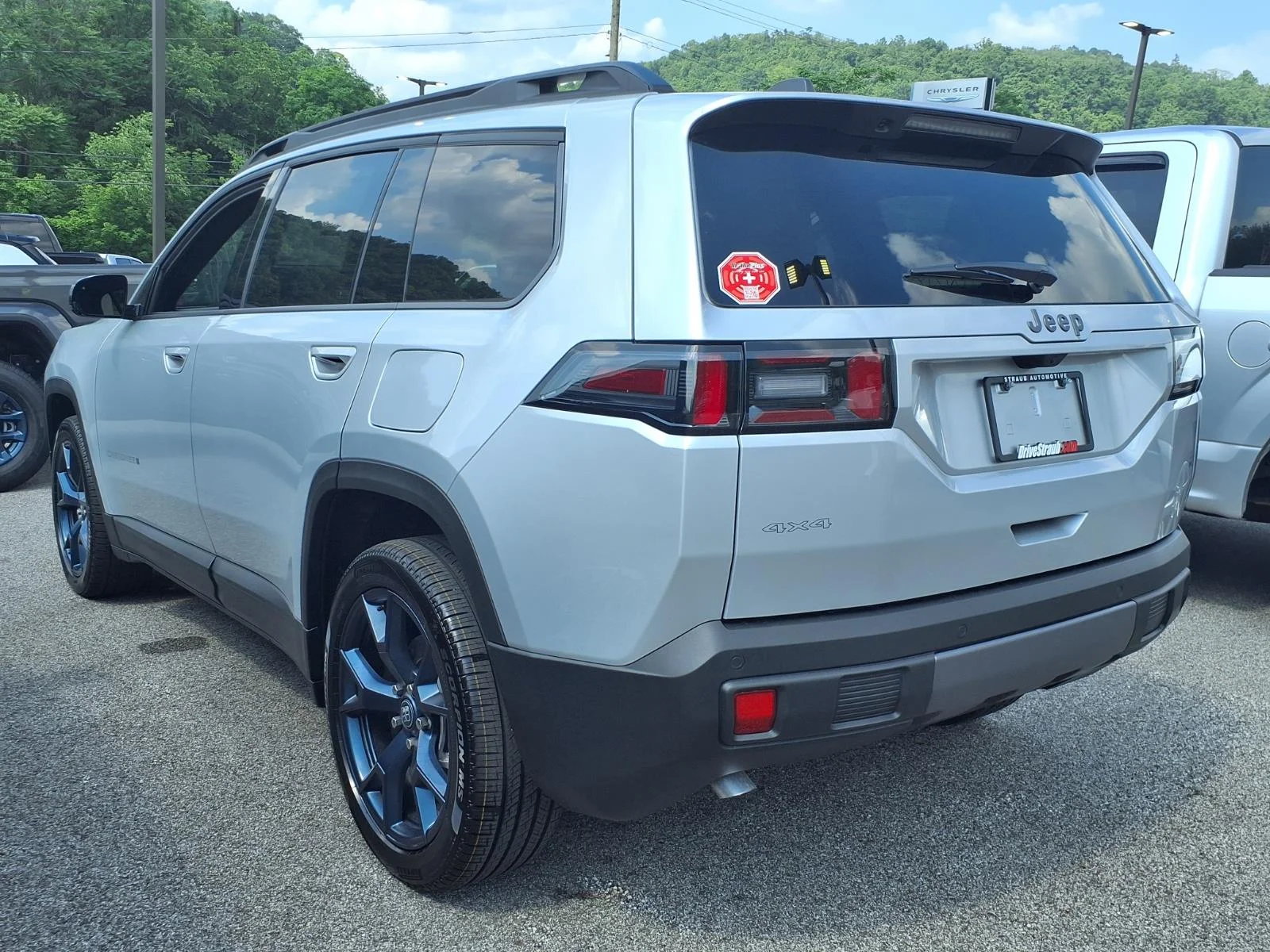 New 2026 Silver Zynith Clear-Coat Exterior Paint Jeep Laredo image 3