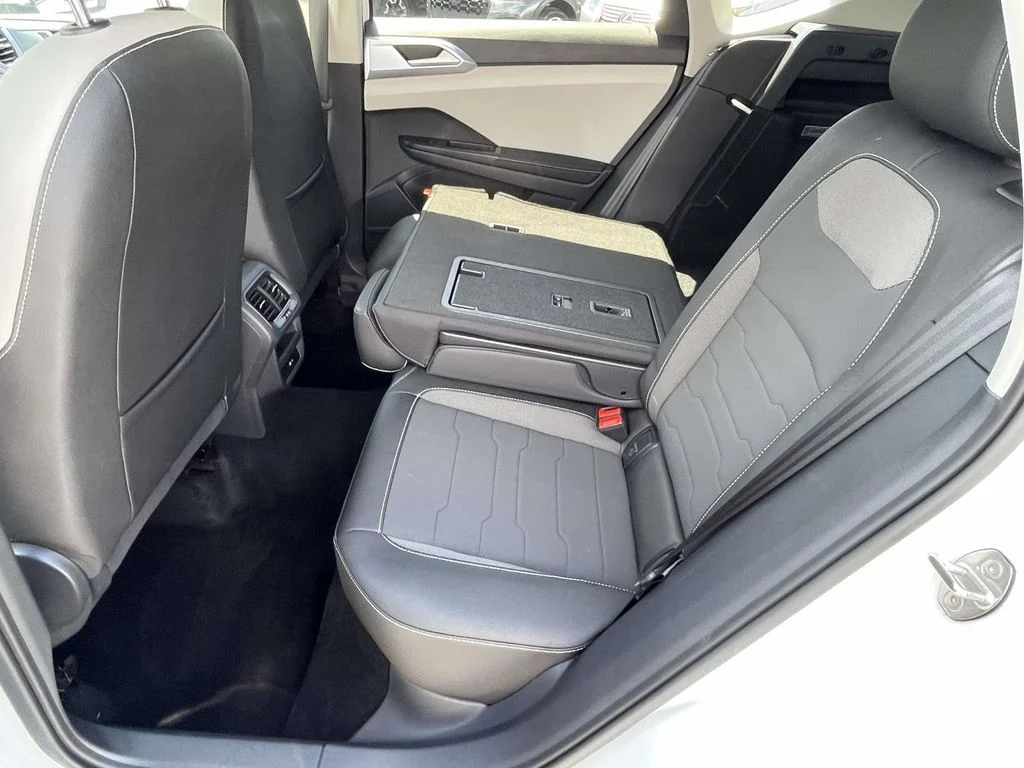 2025 Volkswagen Taos SE - Photo 10