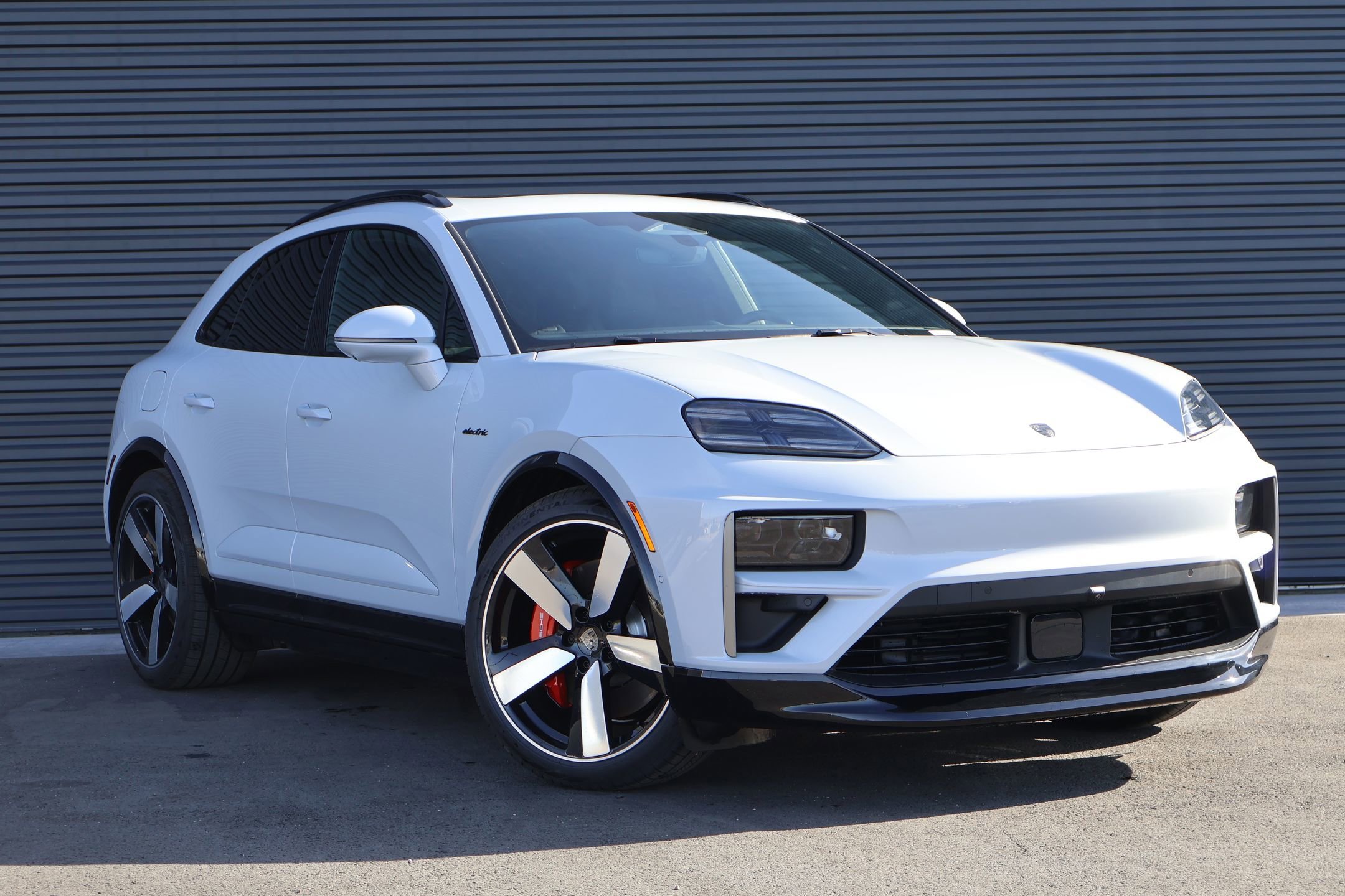 2026 Porsche Macan Turbo Electric - Photo 8