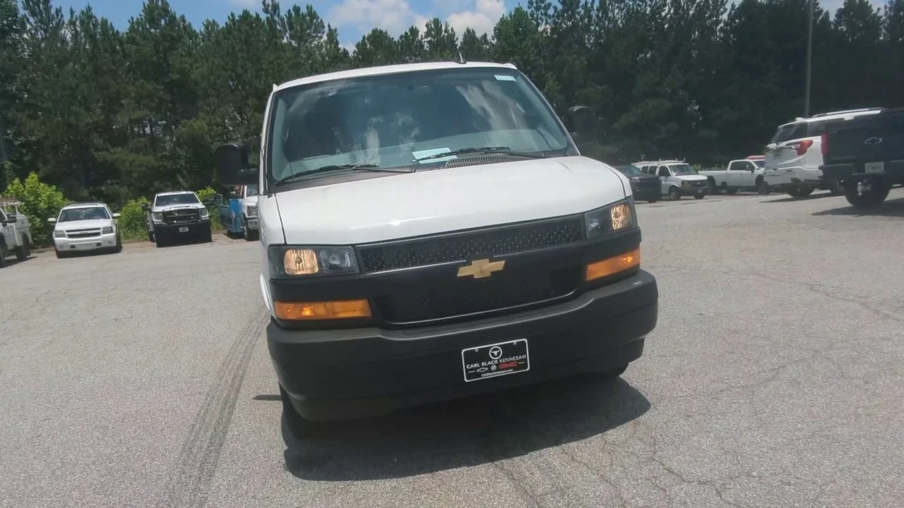 New 2025 Summit White Chevrolet WT image 3