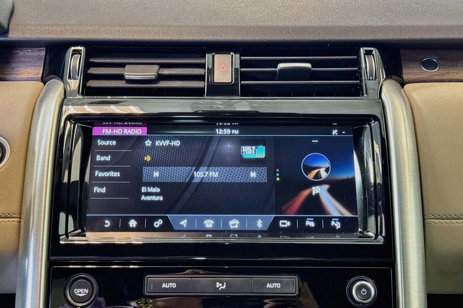 Used 2019 Santorini Black Metallic Land Rover HSE image 15