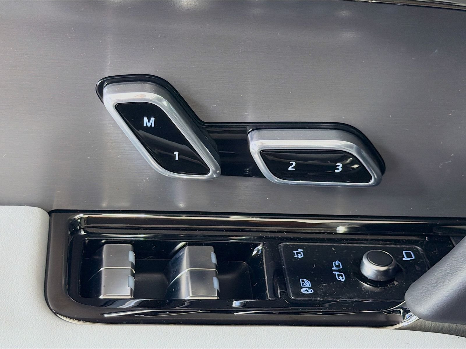 New 2026 Fuji White LAND ROVER SE image 24