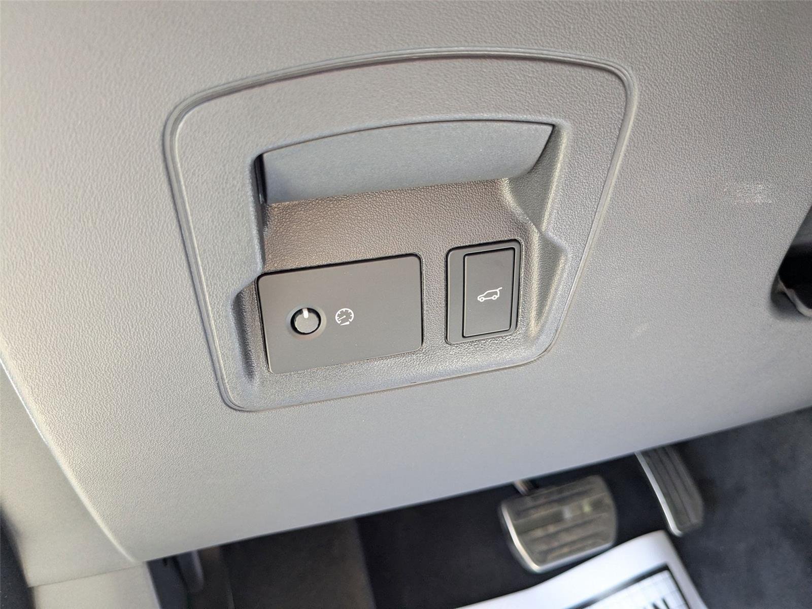 New 2026 Ostuni Pearl White Premium Metallic Land Rover Dynamic SE image 16