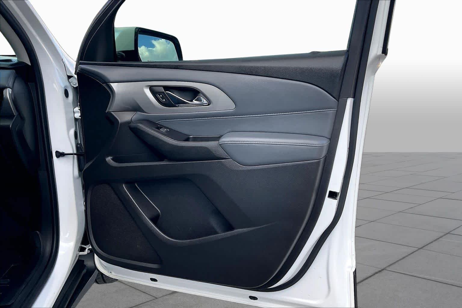 Used 2018 Summit White Chevrolet LT Cloth image 22