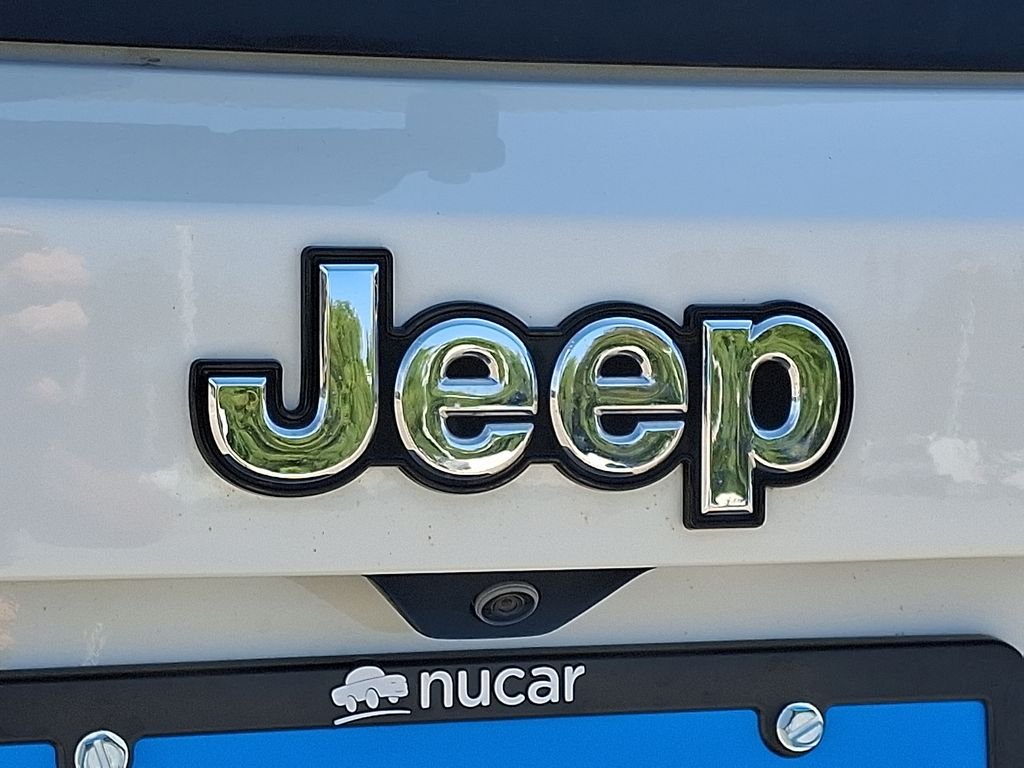 Used 2023 White Jeep Latitude image 28