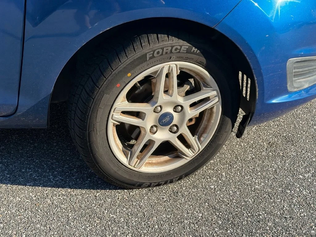 Used 2018 Blue Ford SE image 9