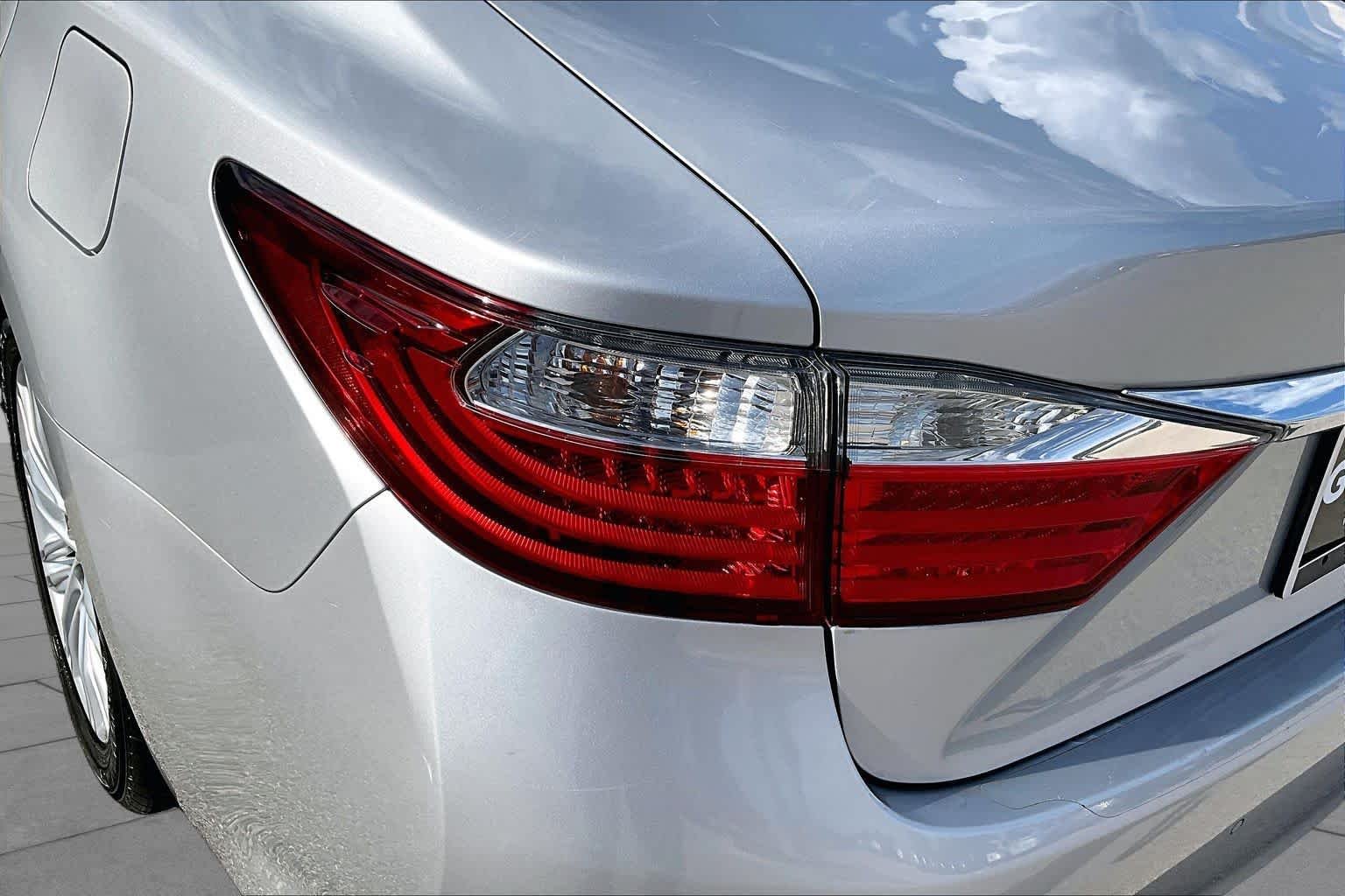Used 2014 Silver Lining Metallic Lexus  image 29