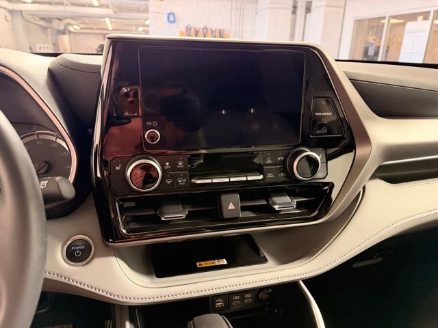 Used 2024  Toyota XLE image 22