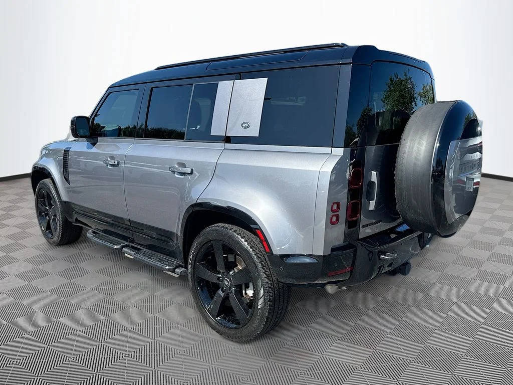 Used 2024  Land Rover X-Dynamic SE image 8