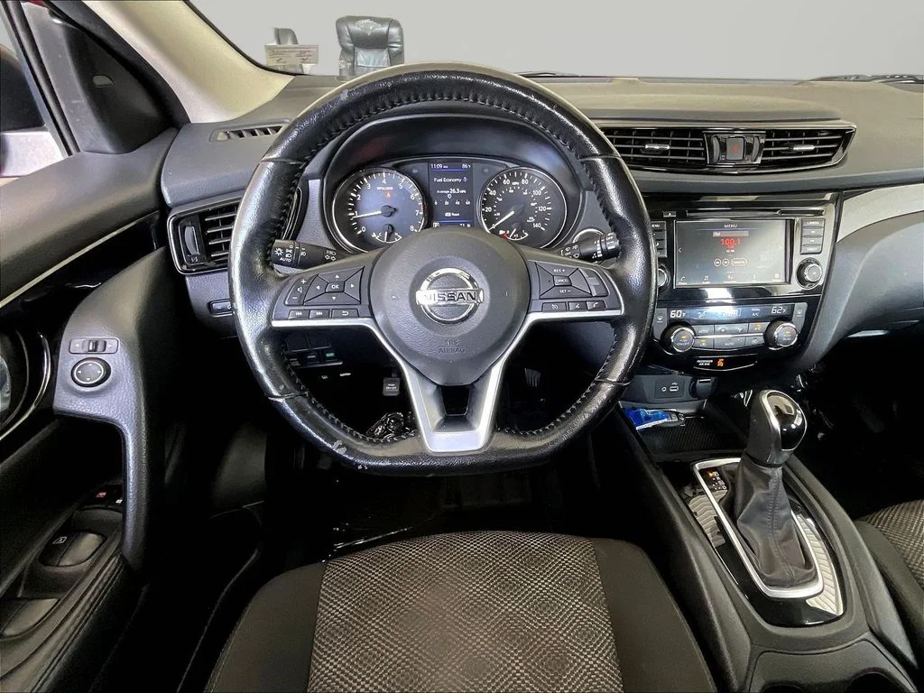Used 2021 Scarlet Nissan SV image 10