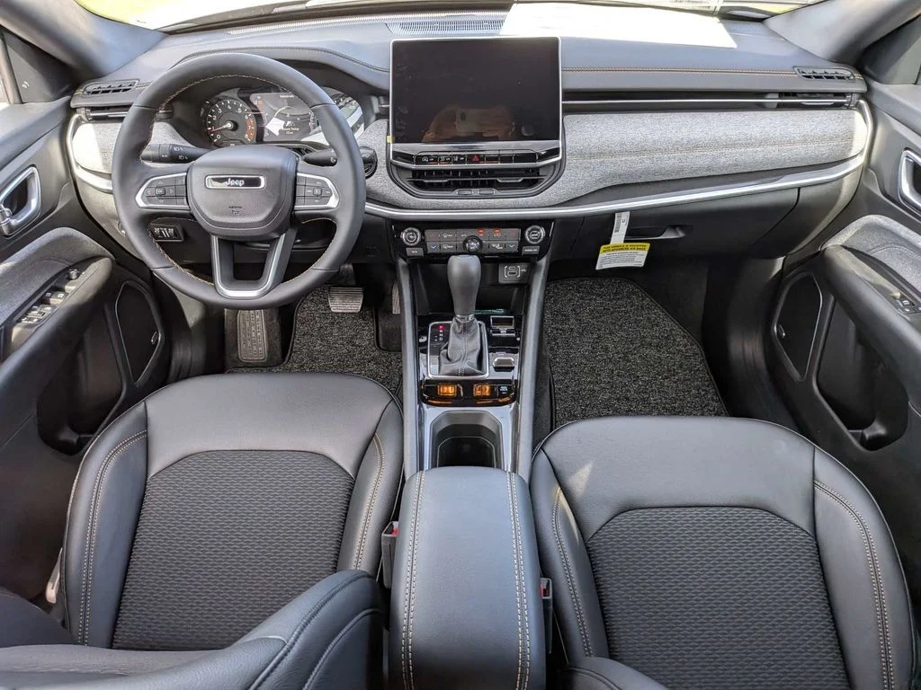 New 2026 Diamond Black Crystal Pearlcoat Jeep Latitude image 14