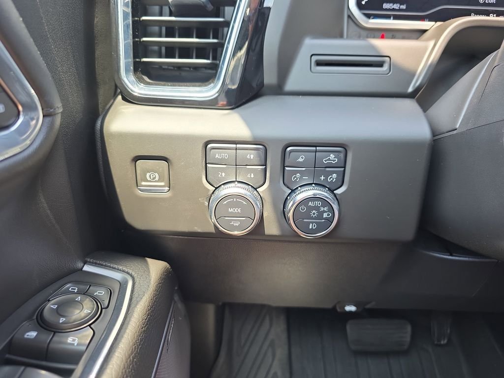 Used 2023 White GMC Denali image 22