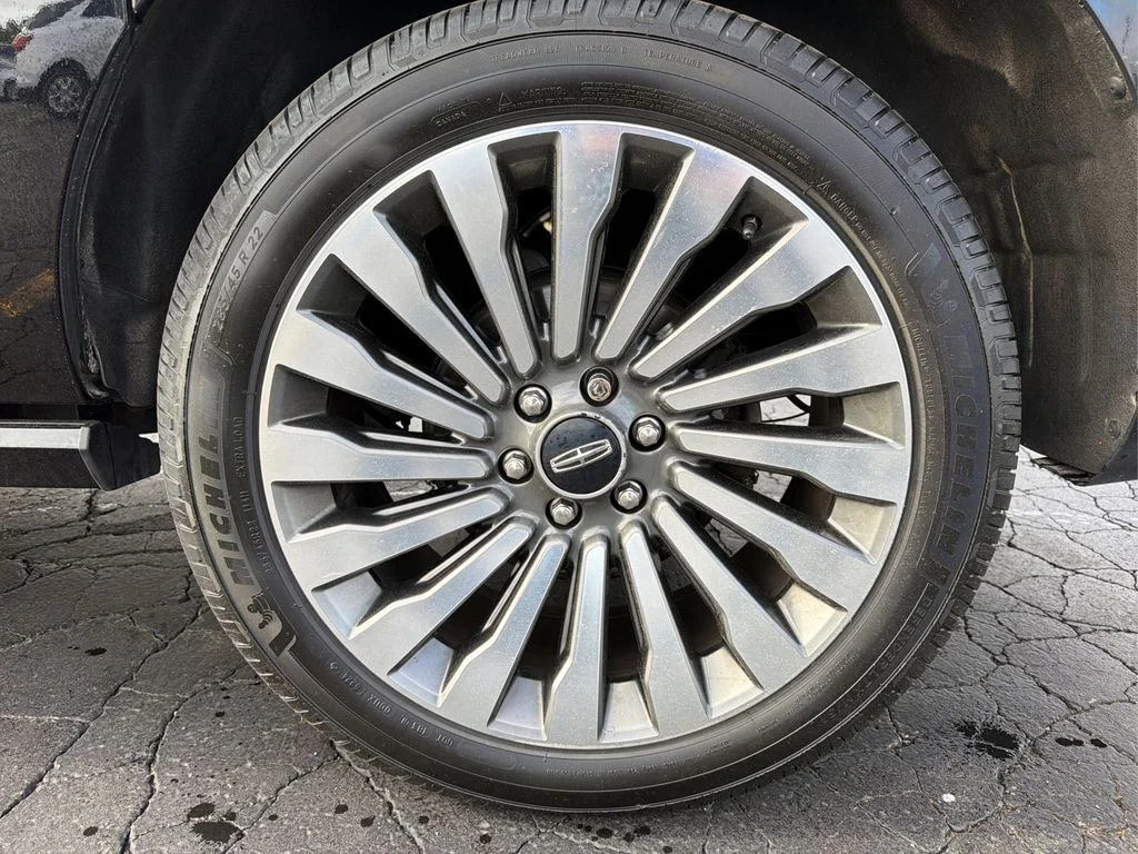 Used 2019 Black Metallic Lincoln Reserve image 24
