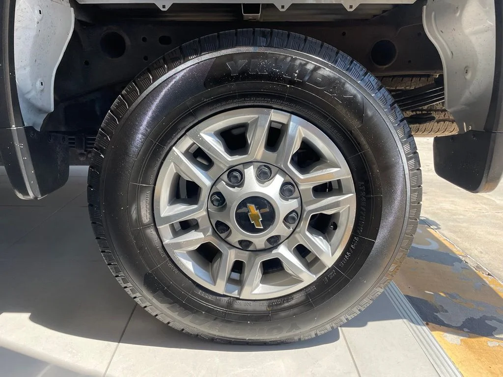 Used 2025 White Chevrolet LT image 25
