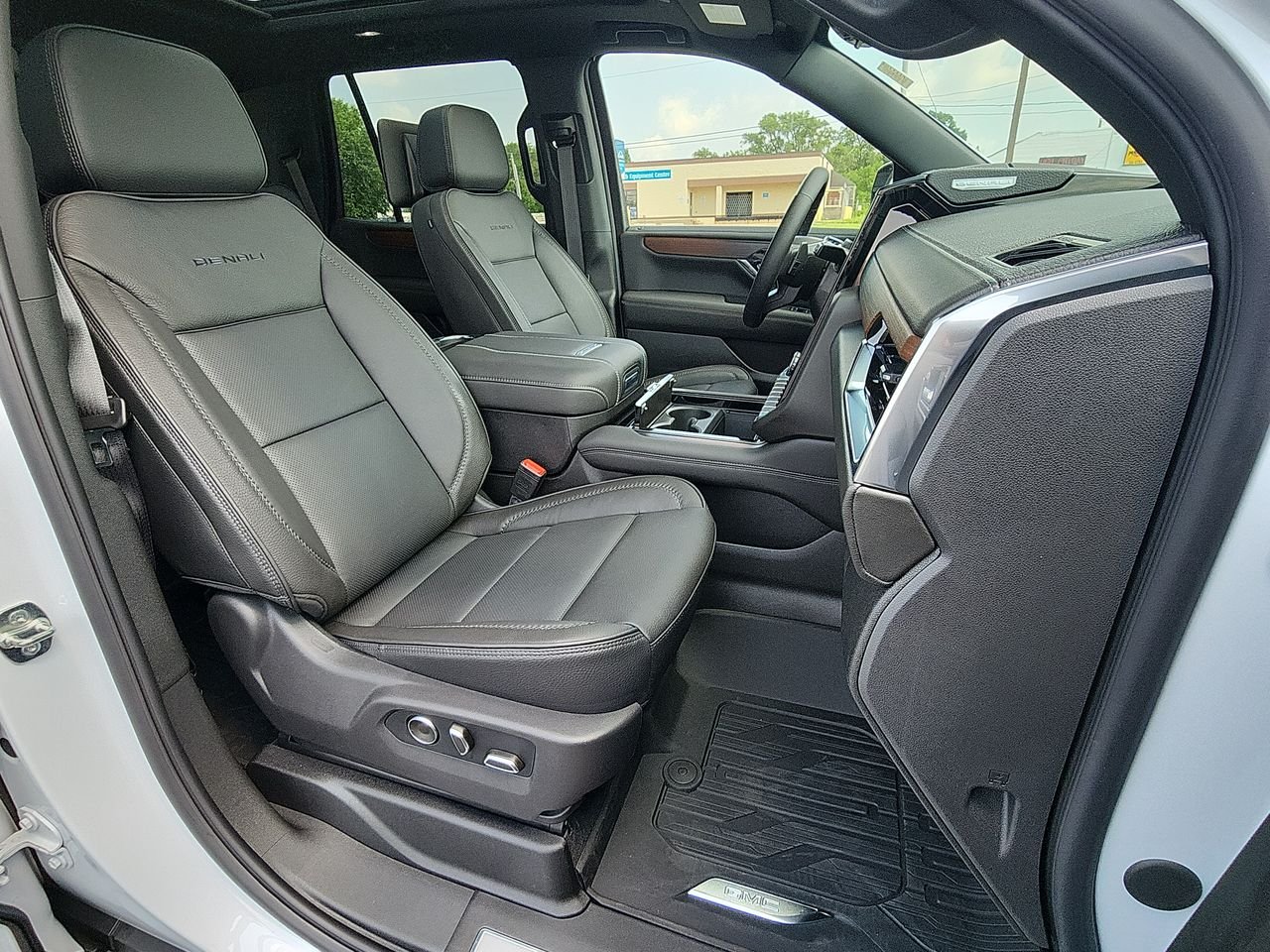 2026 GMC Yukon Denali - Photo 27