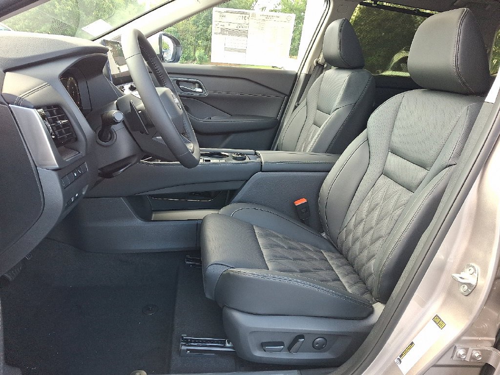 New 2026 Champagne Silver Metallic Nissan Platinum image 9